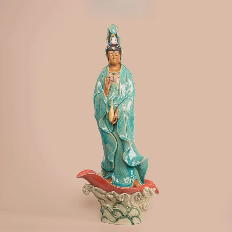 Handgefertigte grüne Keramikglasur, die das Meer überquert. Dekorative Eingangsdekoration von Guanyin Bodhisattva