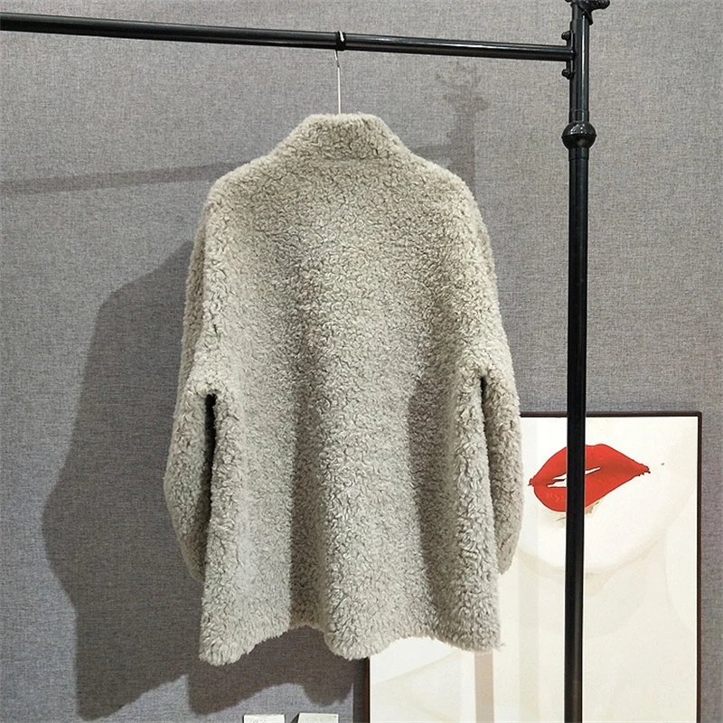 سترة من فراء الصوف 100% بأزرار على شكل قرن خشبي متوسطة الطول وياقة واقفة معطف نسائي من Sheep Sharling JT501