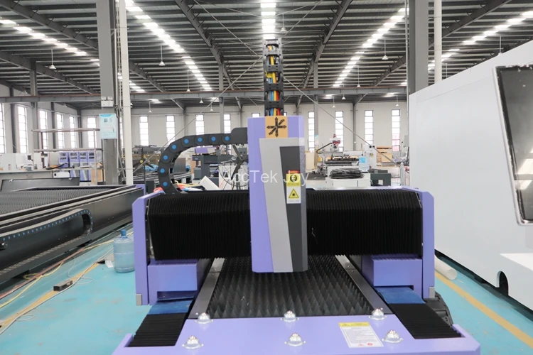 Acctek เครื่องตัดโลหะ2KW เลเซอร์ไฟเบอร์เครื่องตัดแผ่นโลหะขนาดเล็กแบบ CNC สำหรับเครื่องตัดแผ่นโลหะขนาดเล็ก