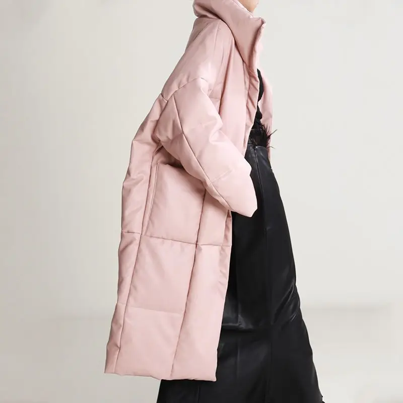 سترة قطنية وردية متوسطة إلى طويلة مع ياقة واقفة فضفاضة وسميكة لشتاء 2025