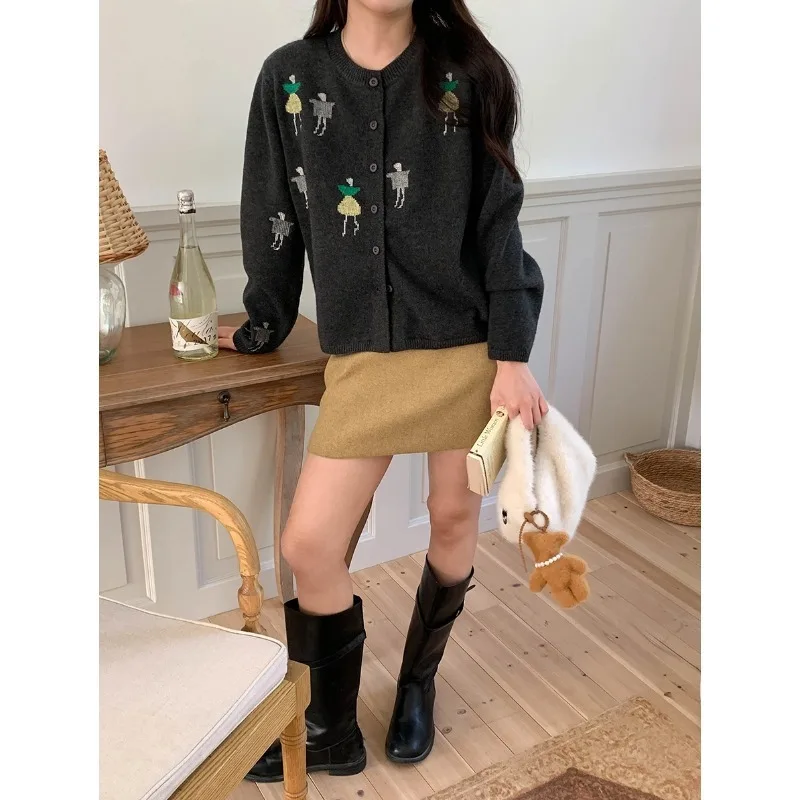 سترة محبوكة للتخسيس برقبة دائرية مطرزة بالرسوم المتحركة