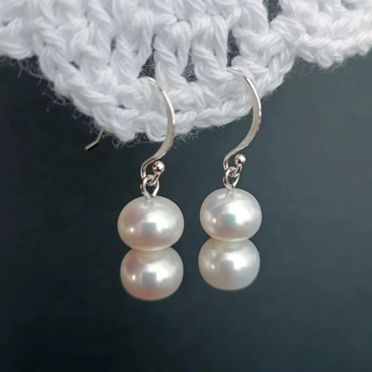 

Natural Akoya Real Pearl Earrings Simple And Elegant With A Sense Of Luxury Two Small Flat And Round Pearls For Women