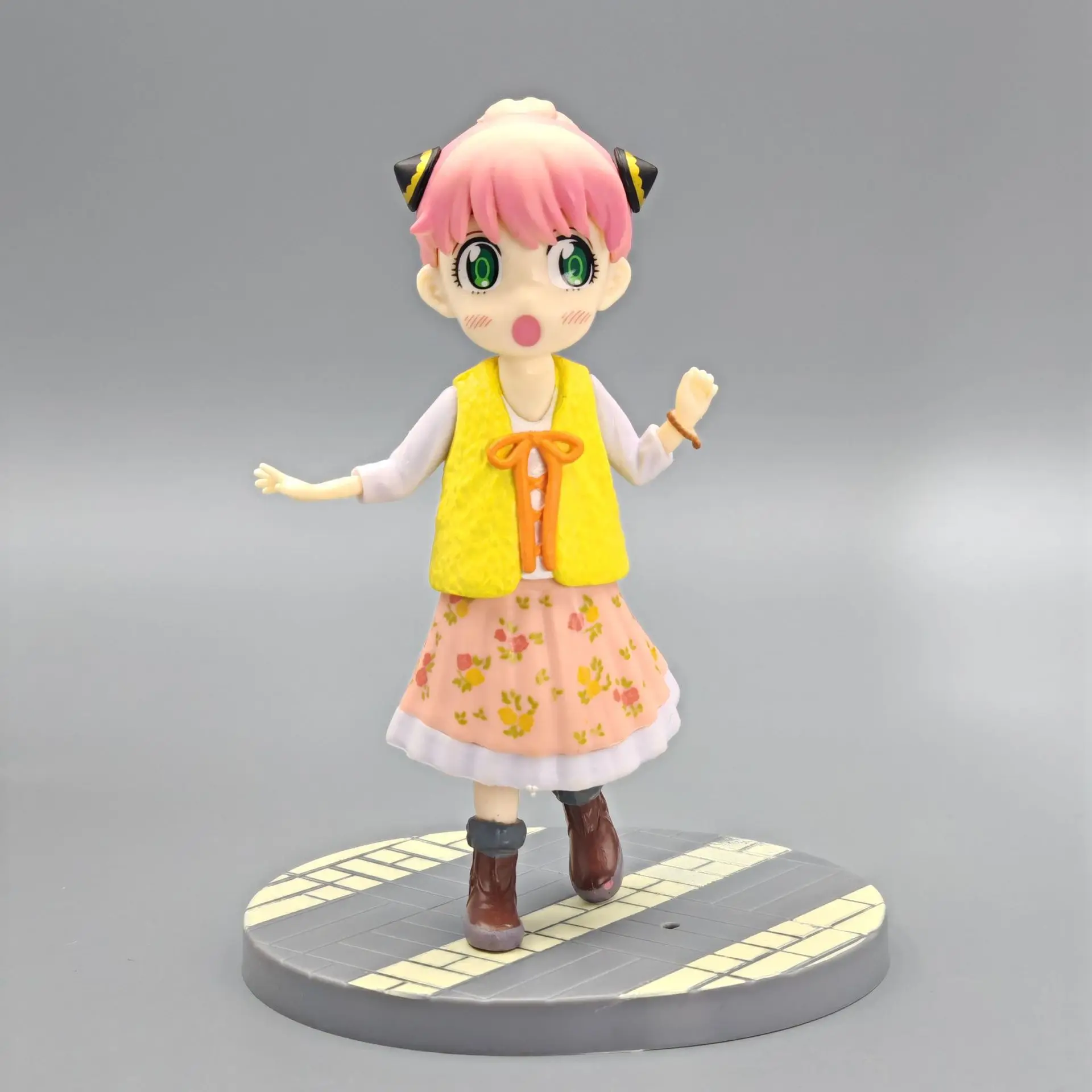 アニメアーニャフォージャー Q バージョン立ち姿勢花ドレスアクションフィギュア PVC モデルおもちゃデスクトップ装飾コレクションギフト箱入り