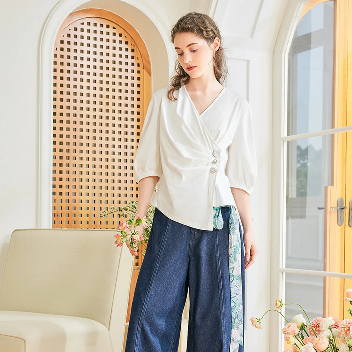 Camiseta con Cuello en V y Diseño Asimétrico con Detalle de Botones en el Bajo - Camiseta Blanca para Mujer