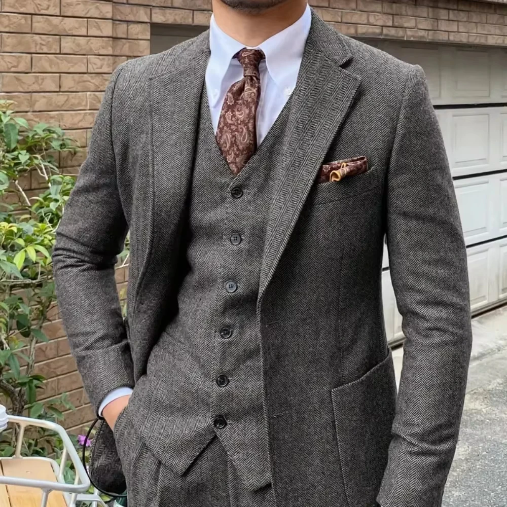 

Mens Tweed Herringbone Wedding Suit 3 Piece Blazer Vest Pants Prom Tuxedo Grey Brown Business Casual Peak Lapel Slim Fit Set