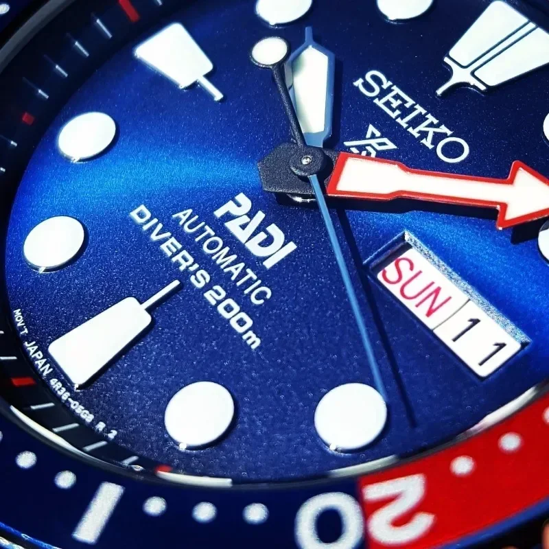 ساعة Seiko للرجال PADI SRPE99 Water Ghost أوتوماتيكية ميكانيكية ساعة غوص بحزام فضي وإطار أزرق وأحمر