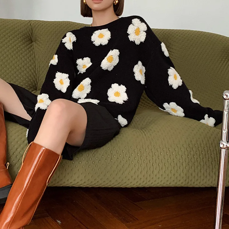 

2024 Autumn/Winter New 3D Little Daisy Thickened Black And White Contrast Knitted Sweater Pullover For Women