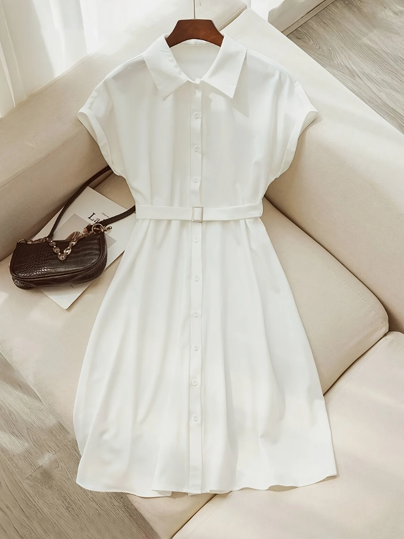 Biała elegancka sukienka koszulowa z kołnierzykiem polo, pasek wyszczuplający, spódnica o średniej długości