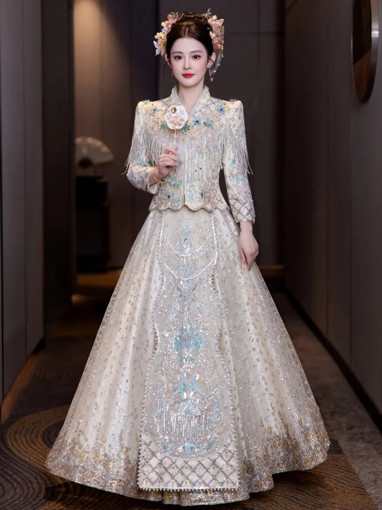 

The new bride's wedding dress is a thin and heavy Chinese-style with phoenix crown red cape which
