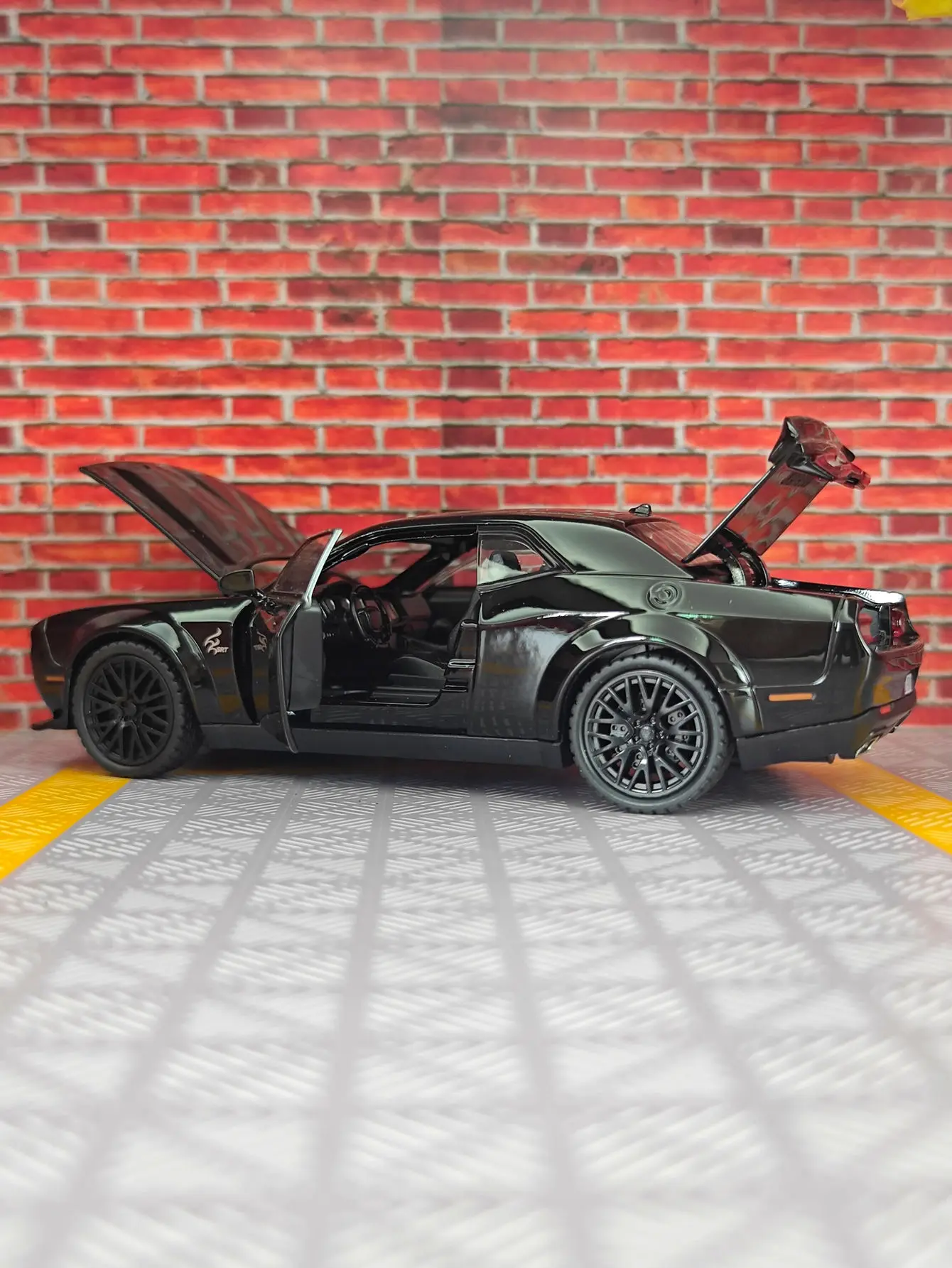 Colección de adornos de coche de aleación SRT 1:32, acústico-óptico, modelo superrunning para niños, regalos, mano de obra fina