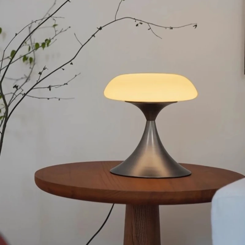 ما بعد الحداثة مصمم مصابيح أرضية حديدية بريق معدني دراسة الزجاج عاكس الضوء مكتب غرفة نوم السرير LED القراءة ليلة الجدول الخفيفة #3