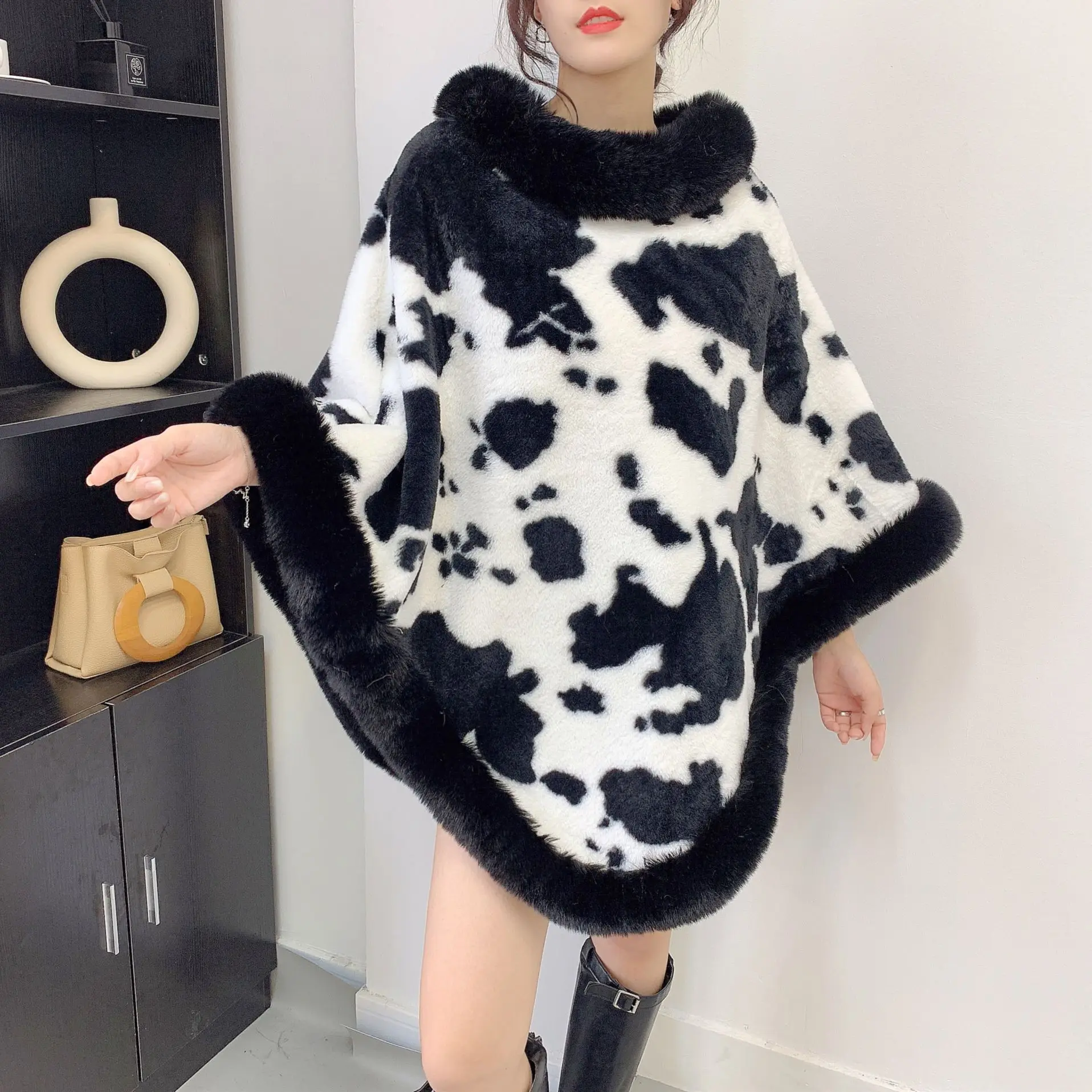 Imagem -02 - Vaca Feminina Impresso Veludo Poncho Capes o Neck Pele de Coelho Falso Pulôver Xale Sobretudo Solto Forro Quente Streetwear Inverno Novo