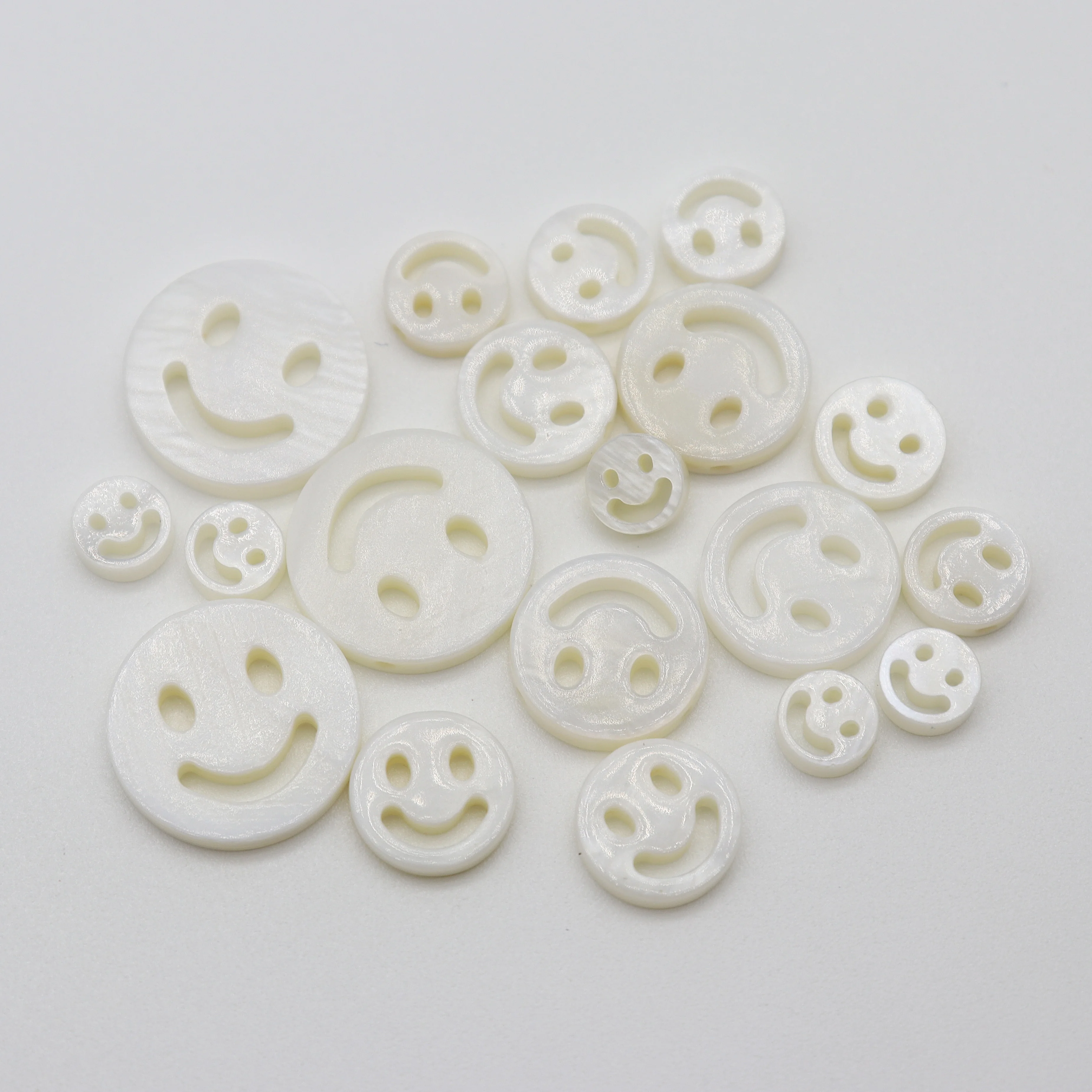 

Natural Shell White Pearl Beads Laser Carved Smiling Face Pendant Jewelry Lucky Gift Making DIY Necklace Earring Accessories