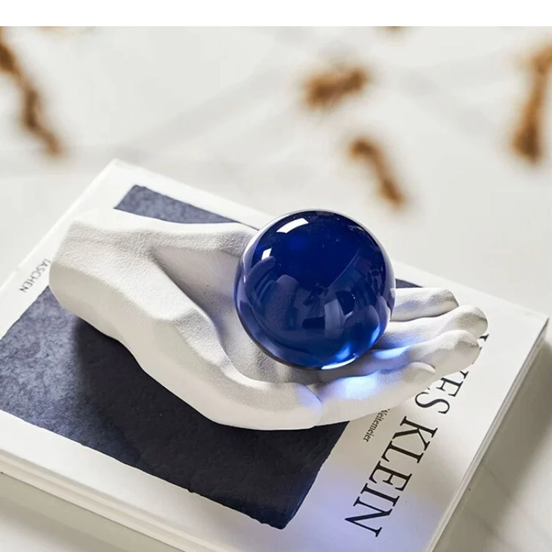 Resin Handicrafts Geometric Crystal Ball Palm Ornament Artistic Hand Sculpture Ball Handler Decorative Figurines Home Decoration