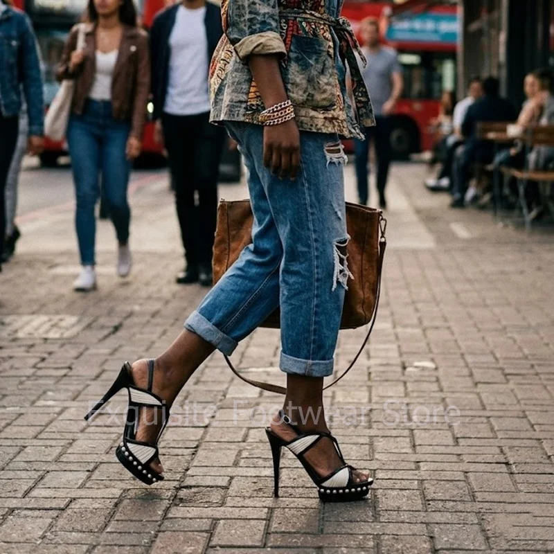 Schicke, kontrastfarbene, mit Perlen besetzte Sandalen, sexy offene Zehenpartie, Lackleder-Stiletto-Absatz, ultrahohe Absätze, Sommer-Gala-Bankett-Kleiderschuhe