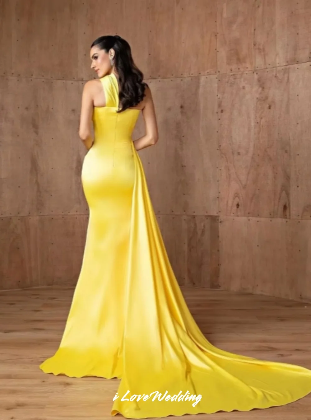Abiti da sera monospalla gialli 2025 Abito da ballo a sirena con pieghe senza maniche in raso Sweep Train Abiti da festa di nozze personalizzati