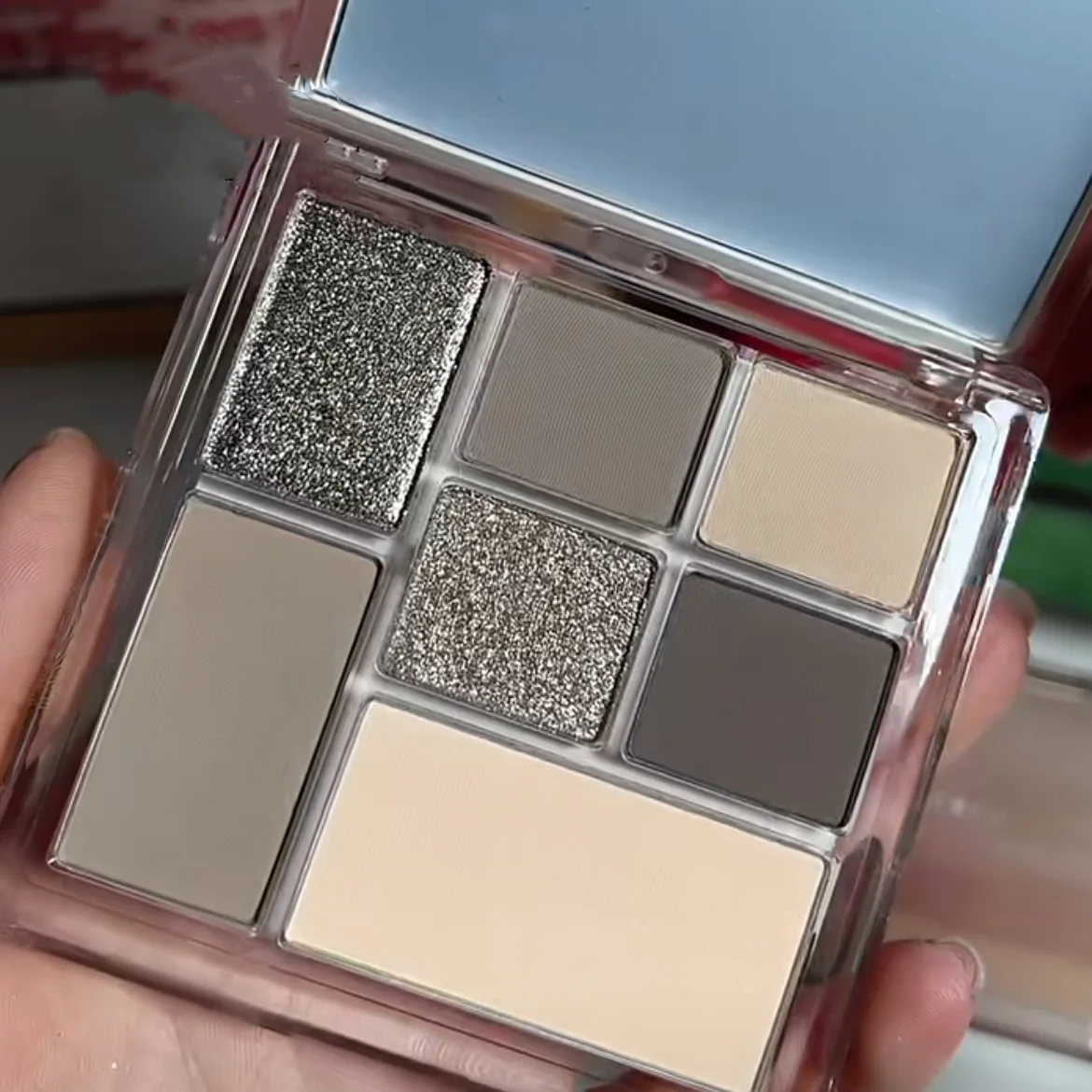 7 色のアイシャドウパレットパーリーグリッターマット仕上げダークグレーベージュカラーアイシャドウミラーポータブル化粧品