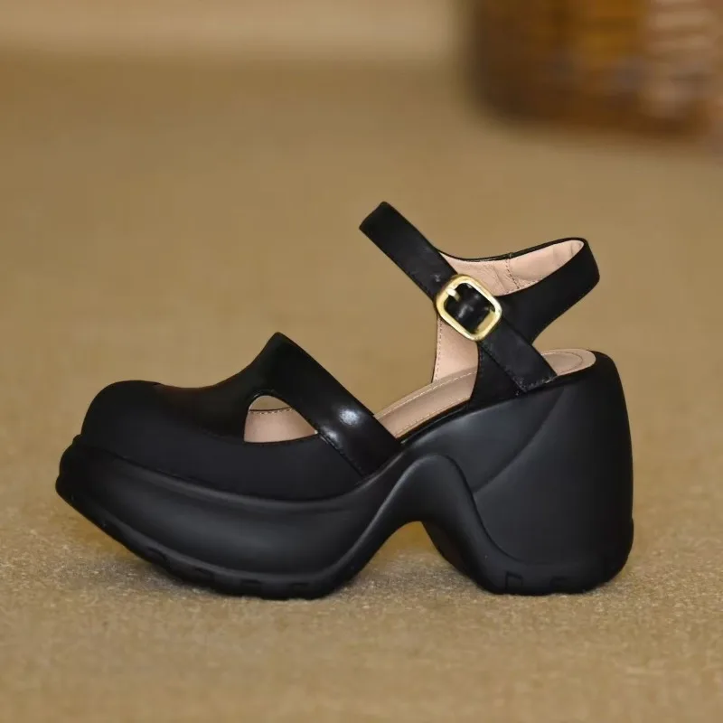 

Новые женские летние сандалии на платформе Baotou для повседневной носки на улице, с одной пряжкой, на высоком каблуке, с вырезами, в римском стиле