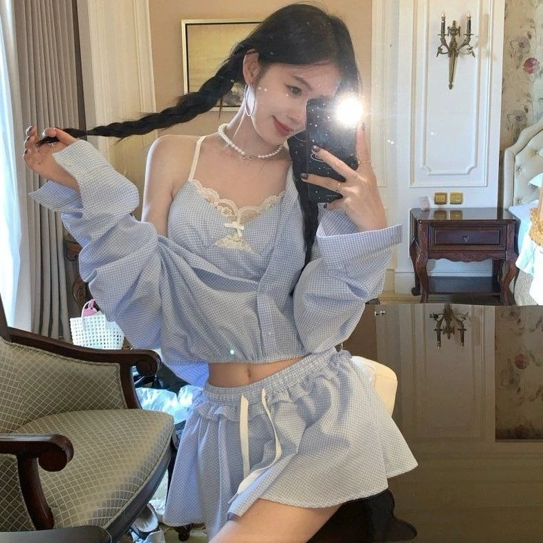 

Женский ретро-комплект в стиле 2000-х: винтажный кружевной жилет без рукавов и юбка в японском стиле Кавай Лолита. Идеально для вечерних мероприятий и повседневного шика.