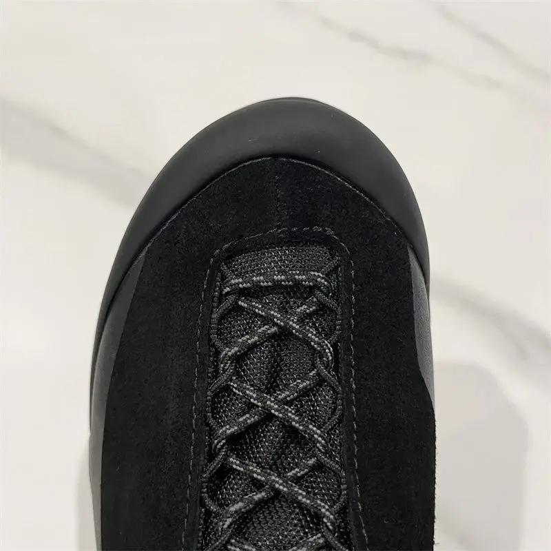 

New Hot Outdoor Travel Shock Absorption Trainers 2025 Carbon Fiber Running Shoes for Men and Women