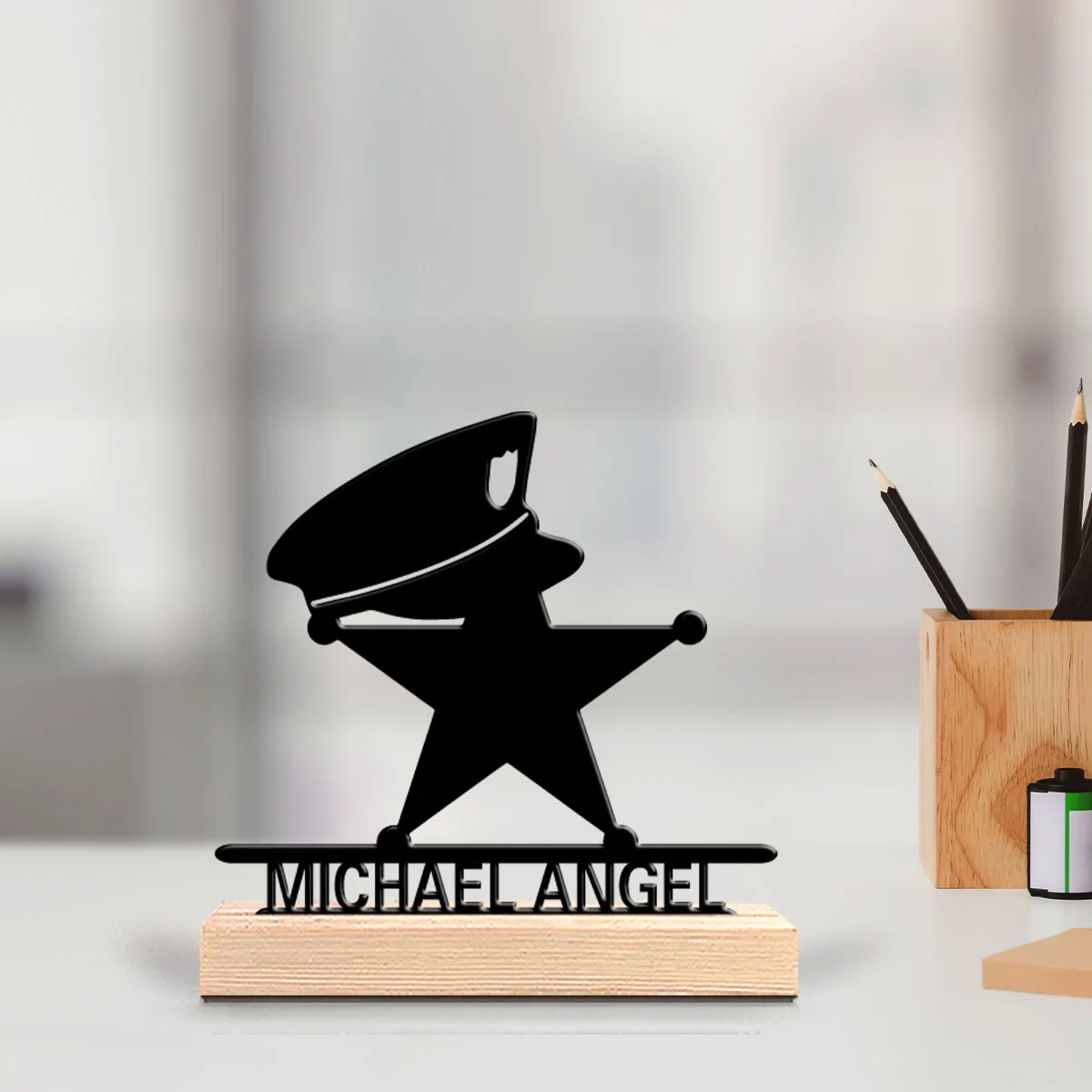 1 قطعة تماثيل معدنية مخصصة للشرطة مناسبة كهدية لمحترفي الشرطة مع سطح مكتب ذو موضوع ذكر