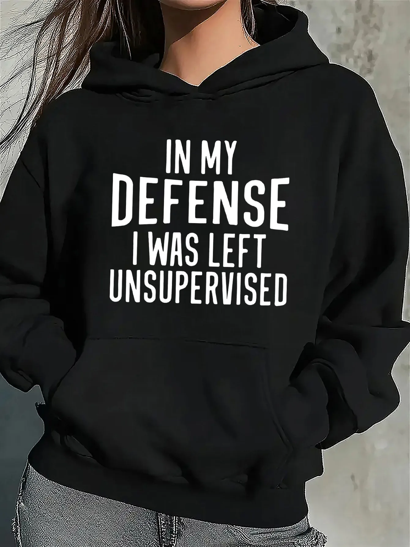 سترة سوداء بغطاء للرأس عليها عبارة "عندما أنني للدفاع عن نفسي، لقد تركوا في ولاية غير مراقبة" مطبوعة عليها.