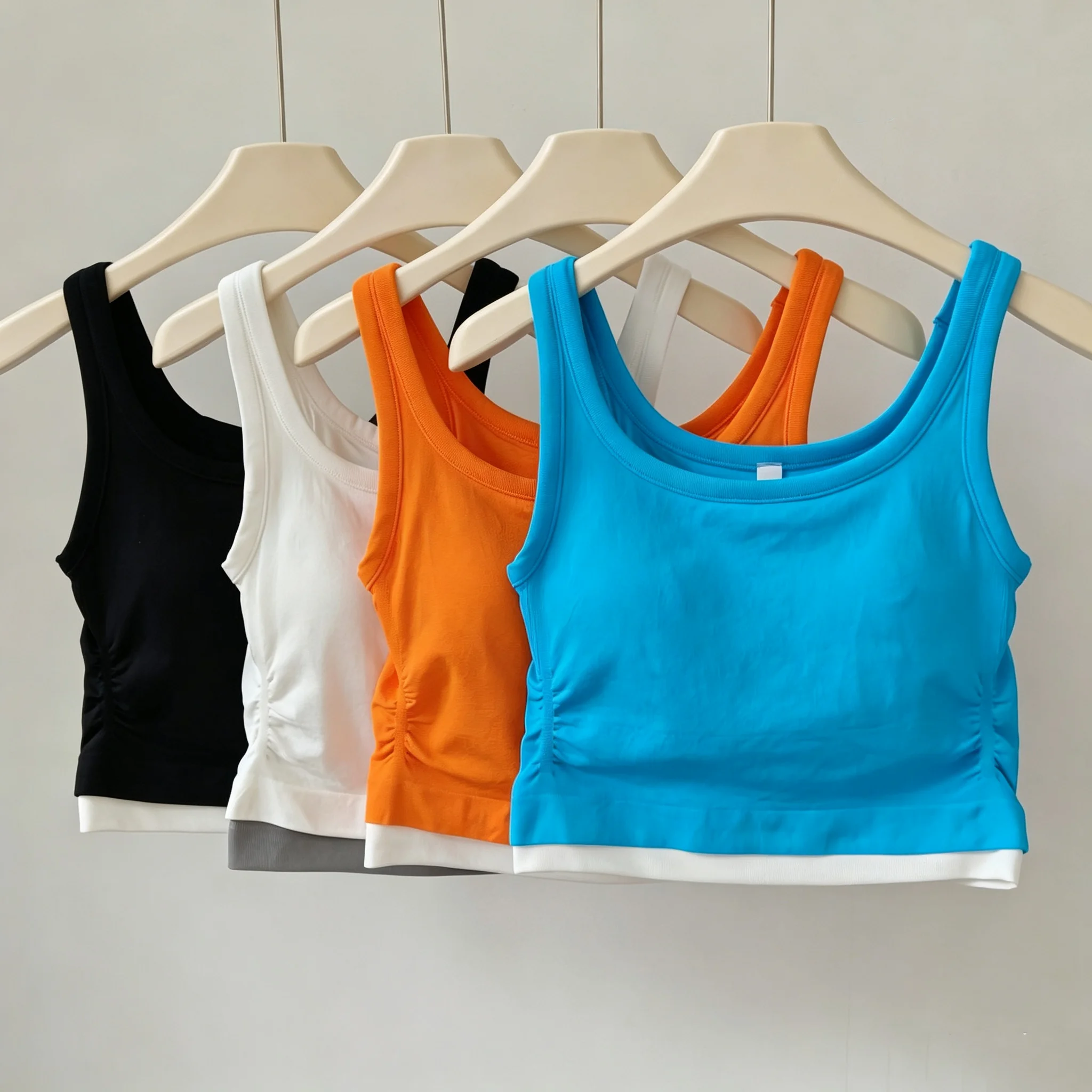 Mock-Two-Piece-Cropped-Sport-Tanktop für Damen, quadratischer Ausschnitt, gepolstert, kontrastfarben, ärmellos, für Fitness, Yoga und Workout.