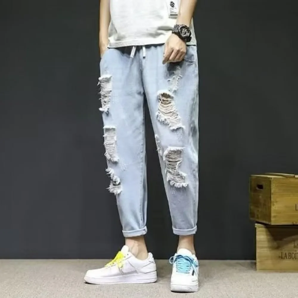 

Мужские джинсы оверсайз с узкими штанинами в ретро-стиле Гонконга, с рваными элементами, завязками и дизайном в стиле бомж-шик.