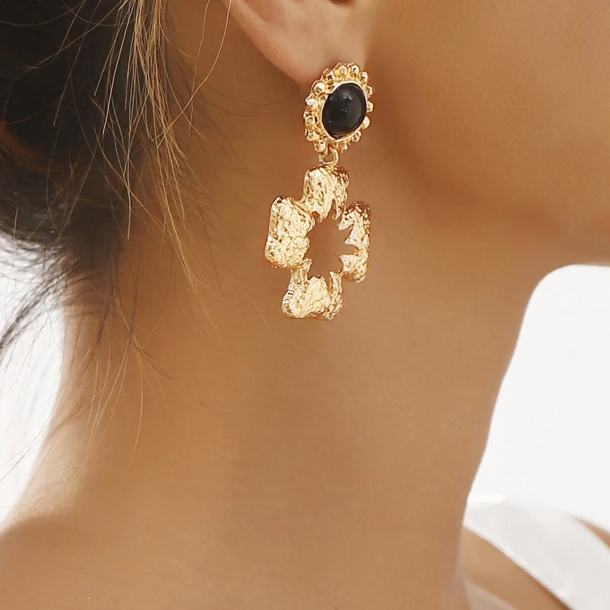 

Vintage high-end cross earrings, French openwork Utetheisa Kong embossed four-leaf flower pendant earrings for women