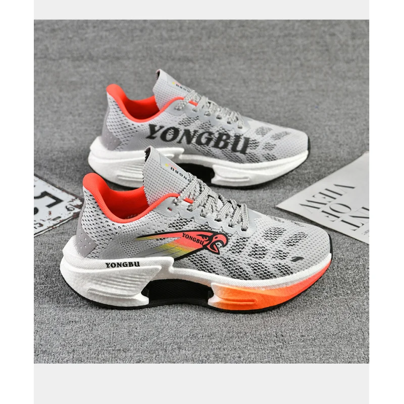 أحذية جري صيفية جديدة للمراهقين، أحذية شبكية مسامية ومقاومة للرائحة، أحذية رجالية خفيفة الوزن بنعل ناعم، بدلة