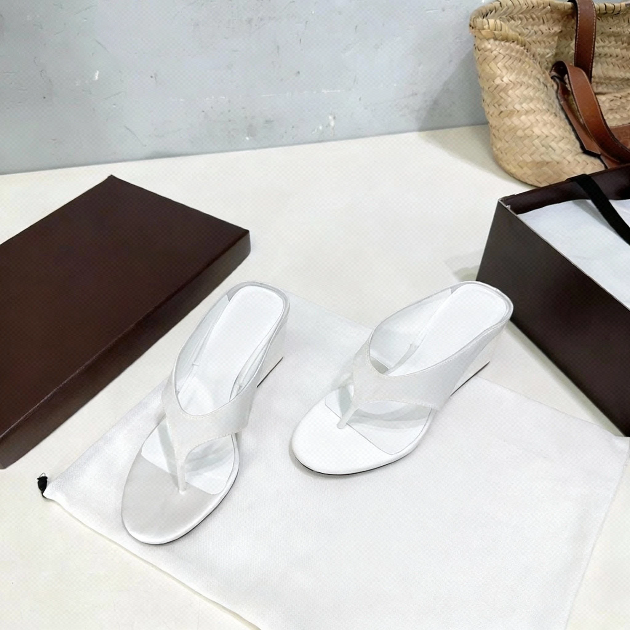 صنادل كعب عريض حريري صيفي جديد لعام 2025 بتصميم لامع لأصابع القدم، بالإضافة إلى النعال والبغال على شكل خاص #1