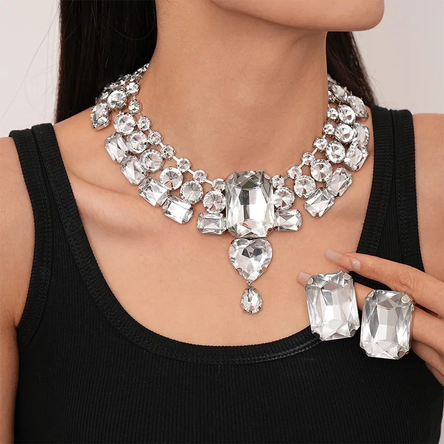 

Diamond-encrusted heart square geometric clavicle necklace, a personalized, light luxury, elegant and high-end necklace