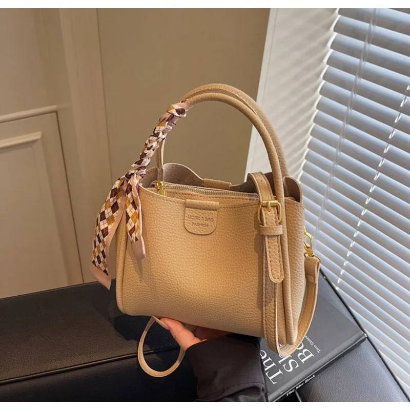 حقيبة كتف نسائية مع ميزة كروس، جلد طبيعي، كلاسيكية أنيقة من تصميم فاخر