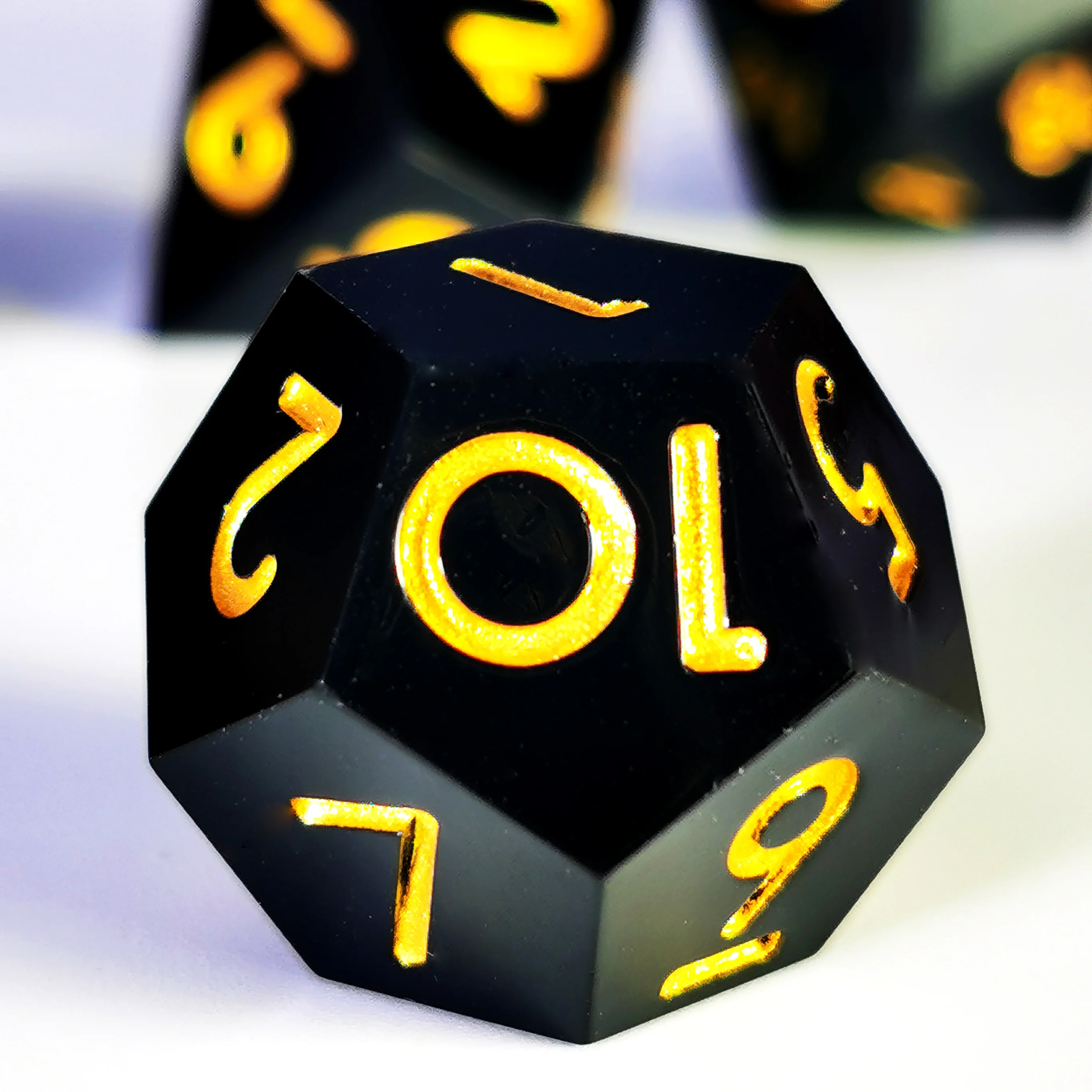 Zestaw kości DnD Czarna żywica ze złotymi cyframi - 7 kości wielościennych do gier RPG Dungeons and Dragons