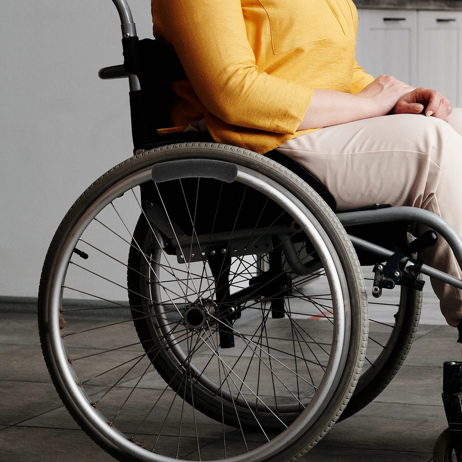 

2 шт. утолщенный чехол на ручку инвалидной коляски, нескользящий эргономичный дизайн для пожилых людей и клиентов с ограниченными возможностями, чехол на ручку инвалидной коляски