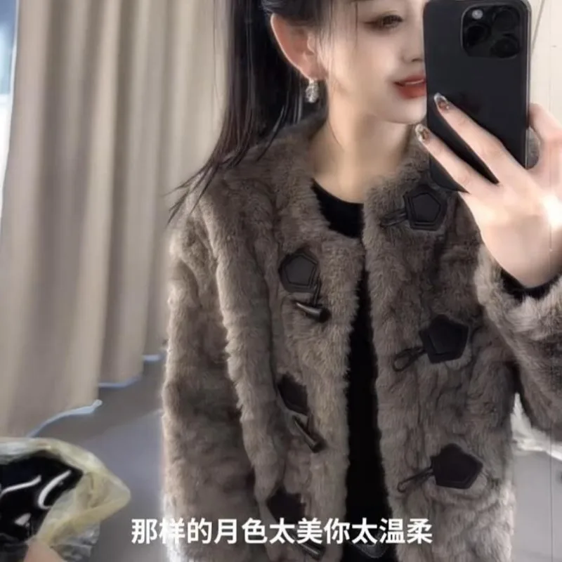 2026 Autumn and Winter New Foreign-style Horn Buckle Loose Casual and Thin Round Neck Fur Integrated Thickened Warm Short Jacket