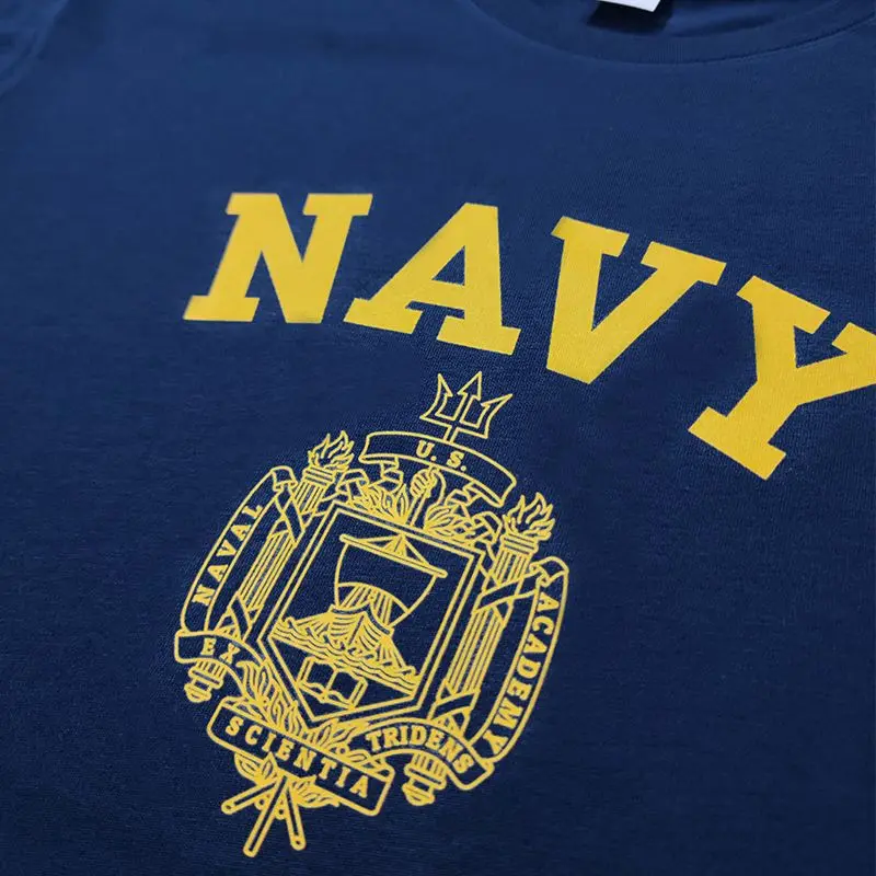 US Naval Academy Navy Crest Grafik-T-Shirt, marineblaues Baumwoll-T-Shirt mit kurzen Ärmeln und Rundhalsausschnitt für Herren, Militär-Streetwear-Oberteil – Detail 4