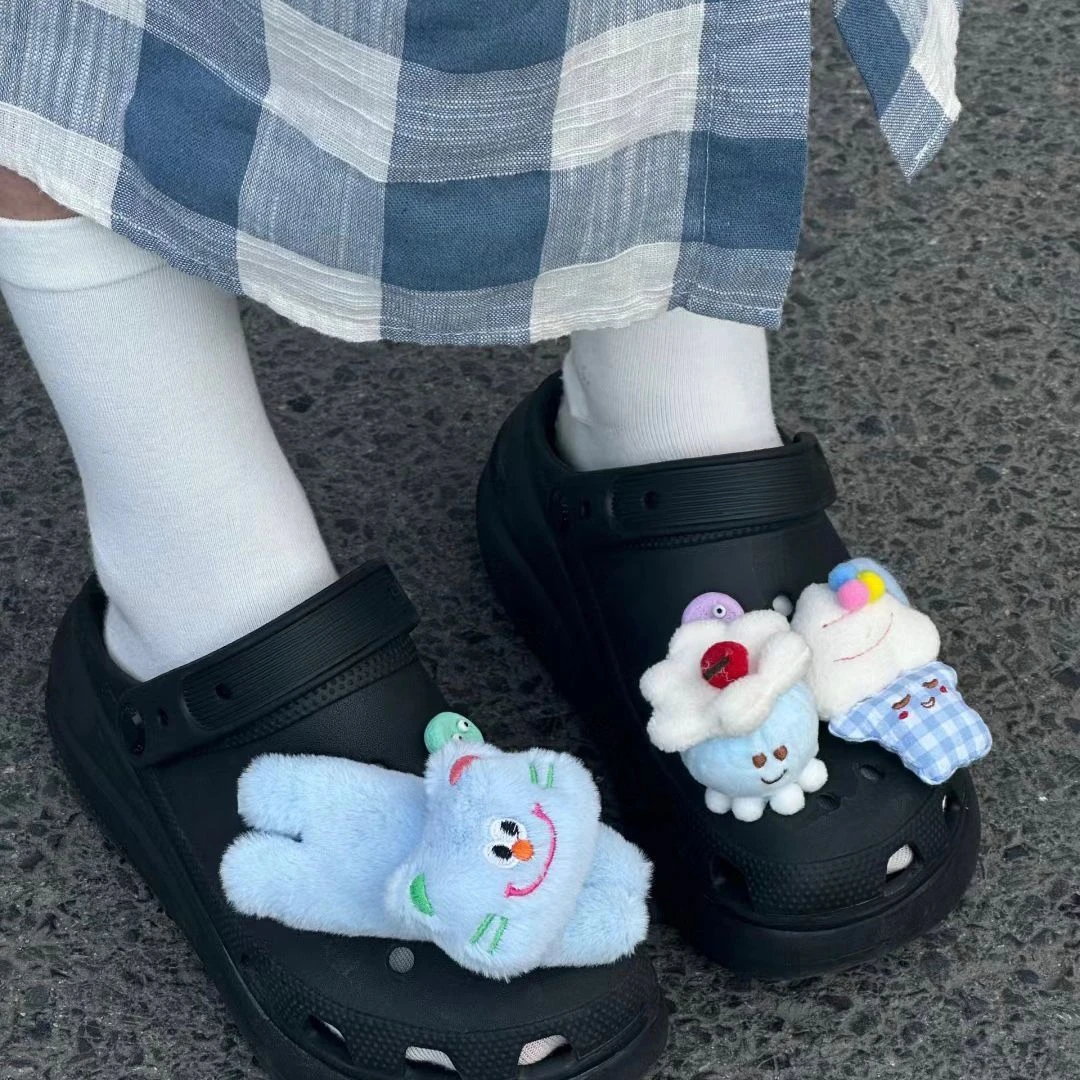 

Plush Cat Cake Series Cute Adornment for Clogs Sandals Lovely Footwear Decoration DIY Ins Hot Designer Charms Fresh Accessories