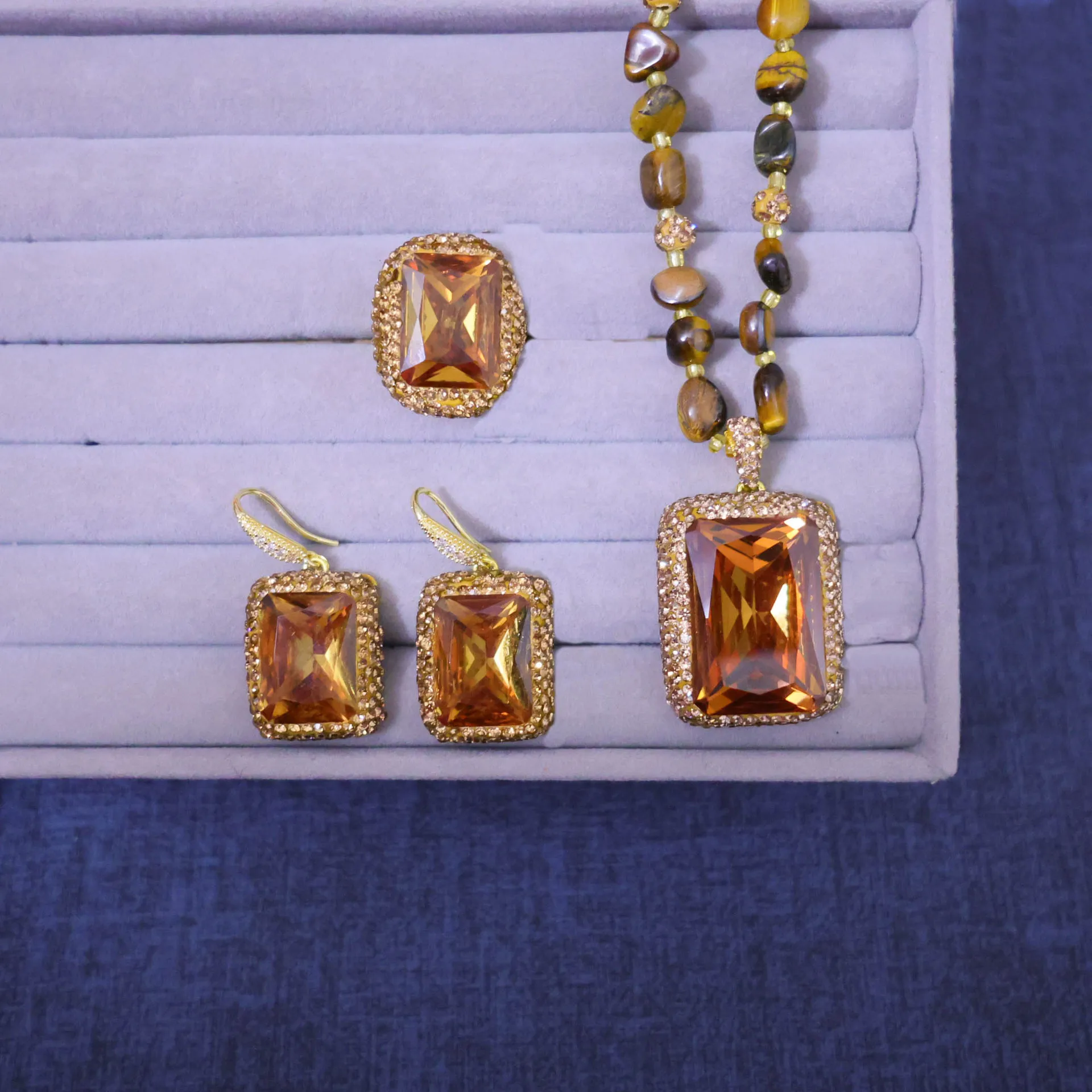 

Новый комплект из трех предметов с камнем султанит и цепочкой из натурального тигрового глазура, такие же, как у интернет-знаменитостей, высококачественные атмосферные украшения.