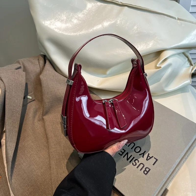 Nowa damska torebka na wiosnę i lato 2025, mała designerska torebka na ramię z lakierowanej skóry, modna torebka pod pachę.