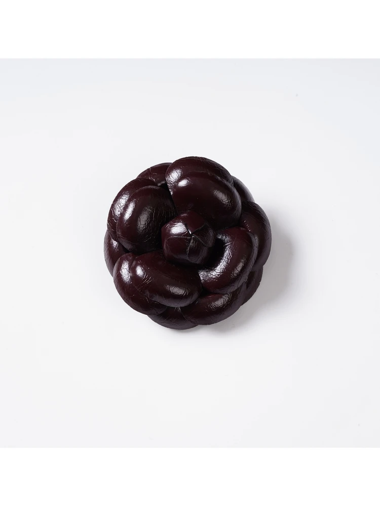 broche-lynne-camellia-accessoire-de-mode-pour-femmes-epingle-de-revers-elegante-collection-automne-2026