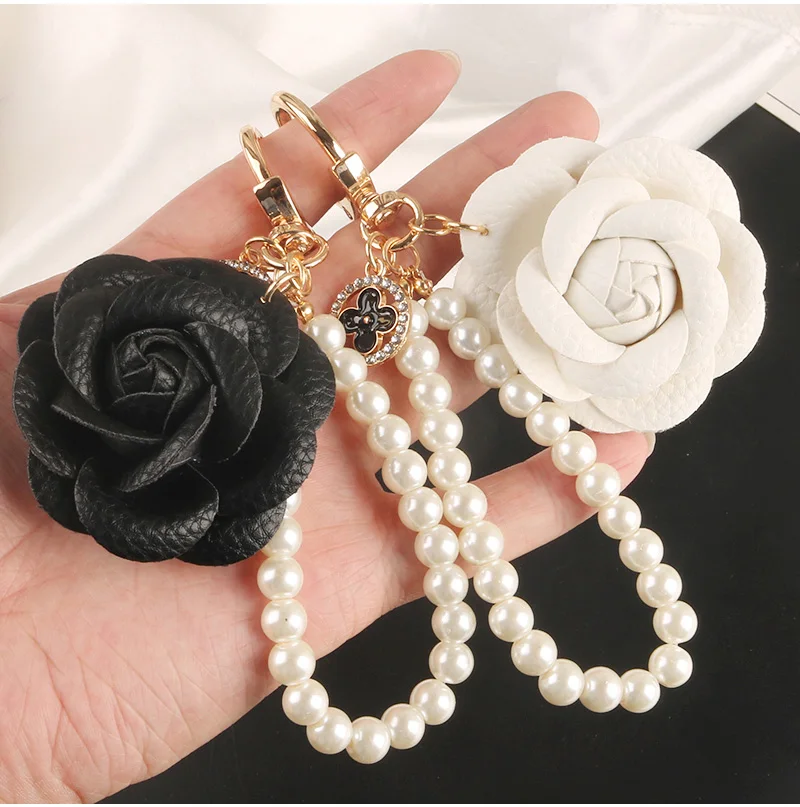 Luxury White Black  Leather Rose Camellia Flowers Pearls Chain Keychain For Women Trinket Ring Car Bag Pendent Charm X61