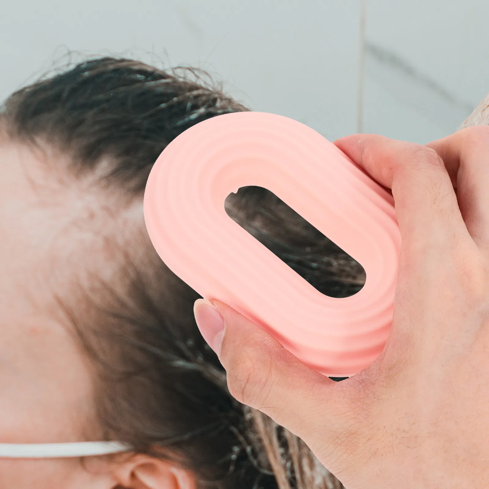 

Силиконовая массажная щетка для кожи головы, легкая портативная щетка для мытья волос и ухода за кожей головы, для удаления перхоти и отшелушивания.