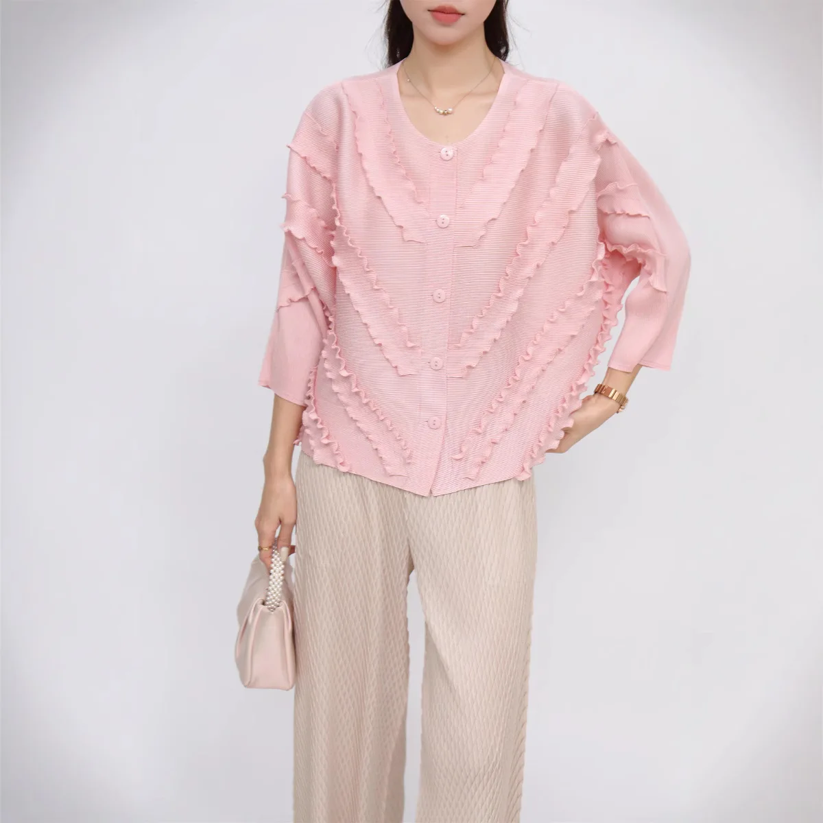 2025 Miyake printemps plié haut nouvelle mode banlieue confortable polyvalent simple boutonnage couleur unie Plisse petit haut Cardigan