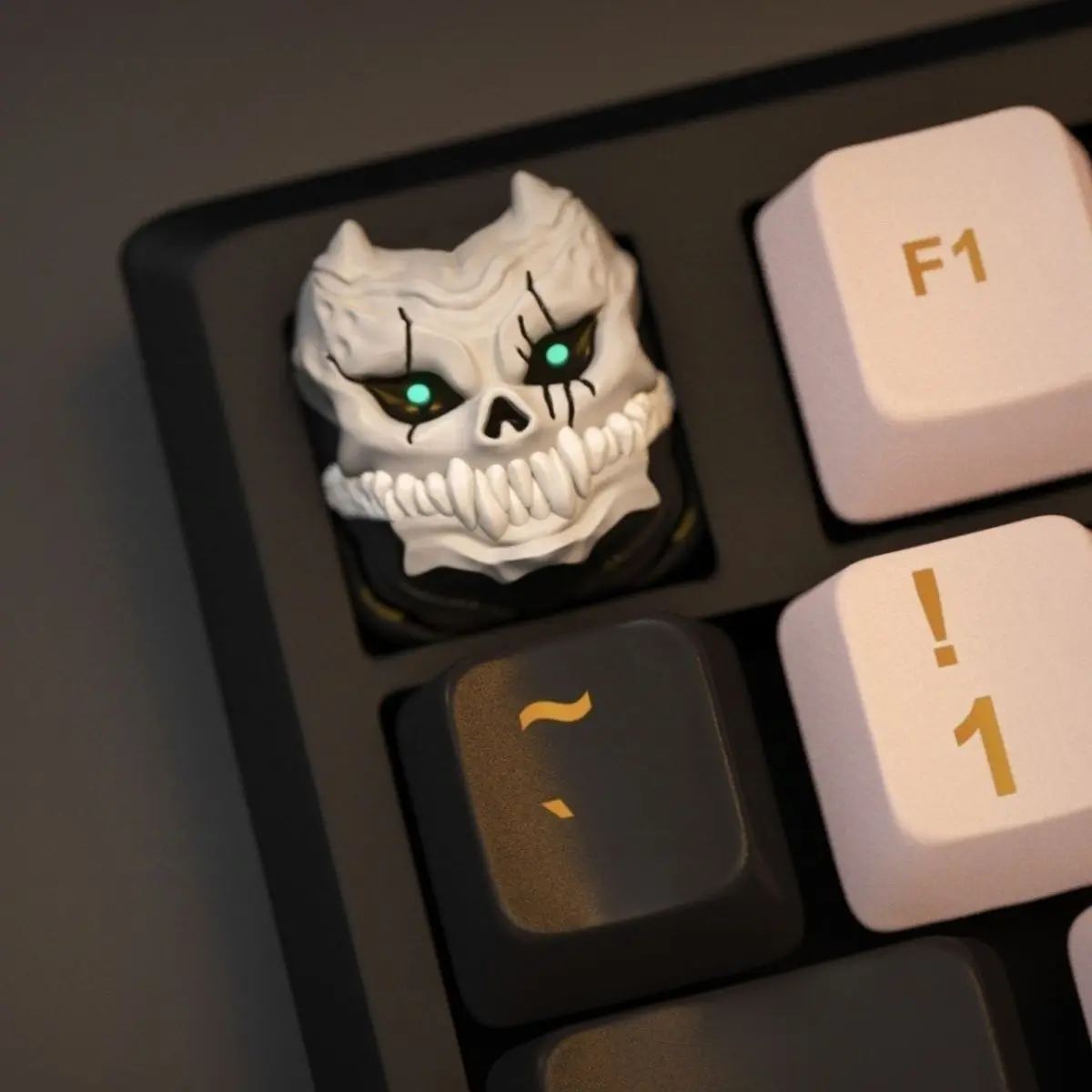 Anime Monster Character Keycap, No. 8, Universal Cross-Axis Esc Personalized Key, Anime Merchandise, Computer Accessories, Keyboard Decoration, Holiday Gift