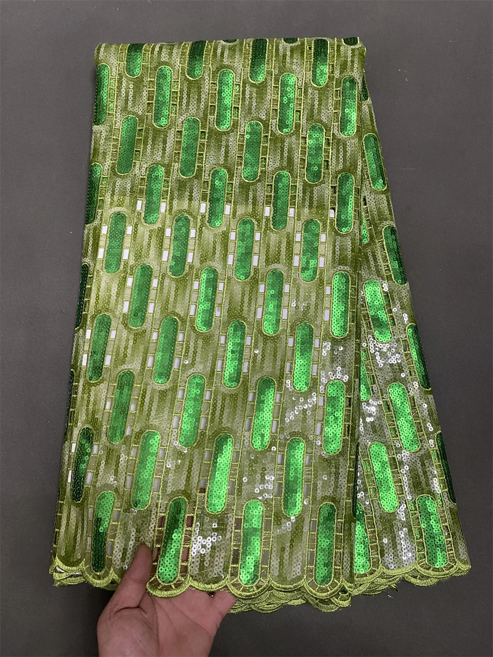 Tessuto di pizzo bianco 2025 Tessuto di paillettes verdi di alta qualità Lacci di lusso in vendita 5Yard Dubai Organza Tessuto di pizzo per la cerimonia nuziale Hm128-1