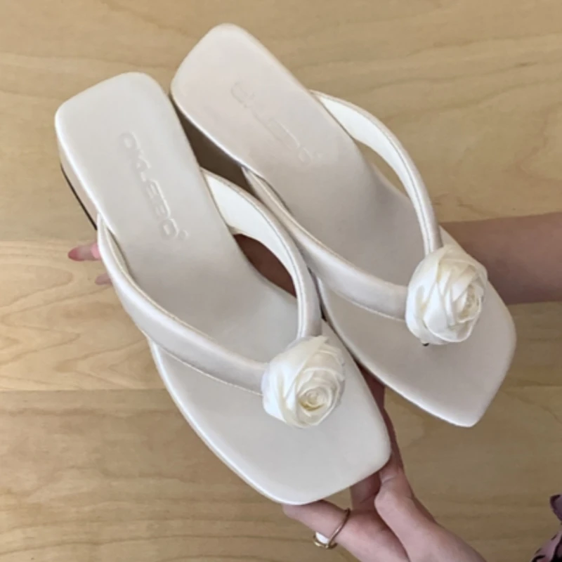 Square Comfortable Clip-toe Comfortable Solid Color Rose Embellishment Elegant Fashion Wedge High Heel Flip-flops for Women New
