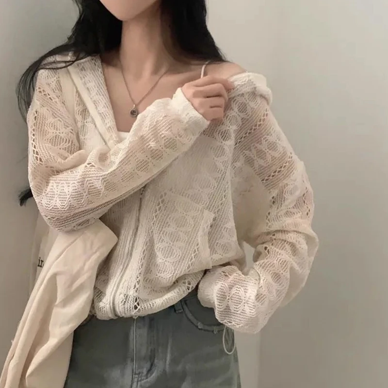 معطف نسائي أنيق بأكمام طويلة وقلنسوة مع تطريز دانتيل مفرغ، تصميم عصري للعمل مع حزام سحب في الأسفل وقماش يسمح بالتنفس