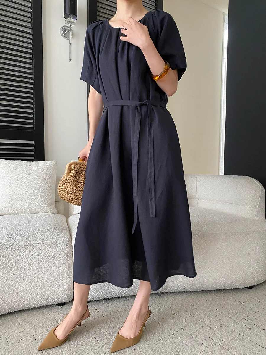 Sommerliches Damenkleid in unifarbenem Design mit plissierter Taille und Rundhalsausschnitt. – Detail 17
