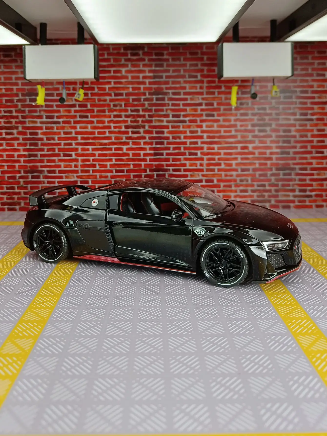 1:24 R8 V10 Plus Sports Car Model Simulation Alloy Super Toy Car Kids Boy Gift Collection Miniature Car Toys Pull Back